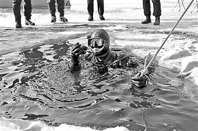 “蛙人”特警：什么样的水域我们都能潜下去