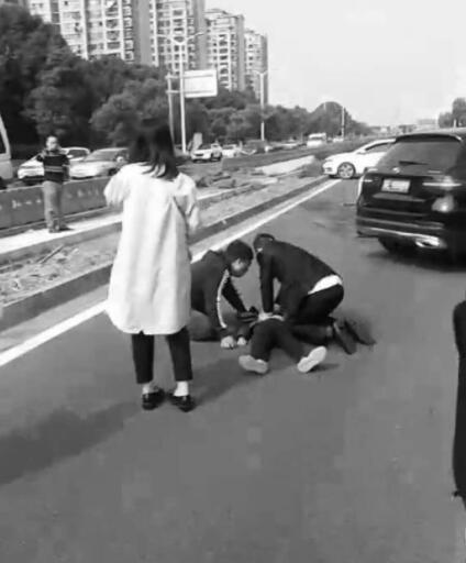 医生马路上救4岁男孩 穿"带血"西装参加学术会议