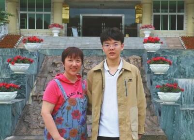 57岁阿姨考上大学：想把儿子写的小说拍成电影