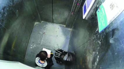 被困小区电梯男孩安心写作业 网友直呼"太淡定"