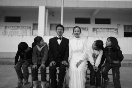 支教情侣婚纱照：乡村学校里拍出"最美婚纱照"
