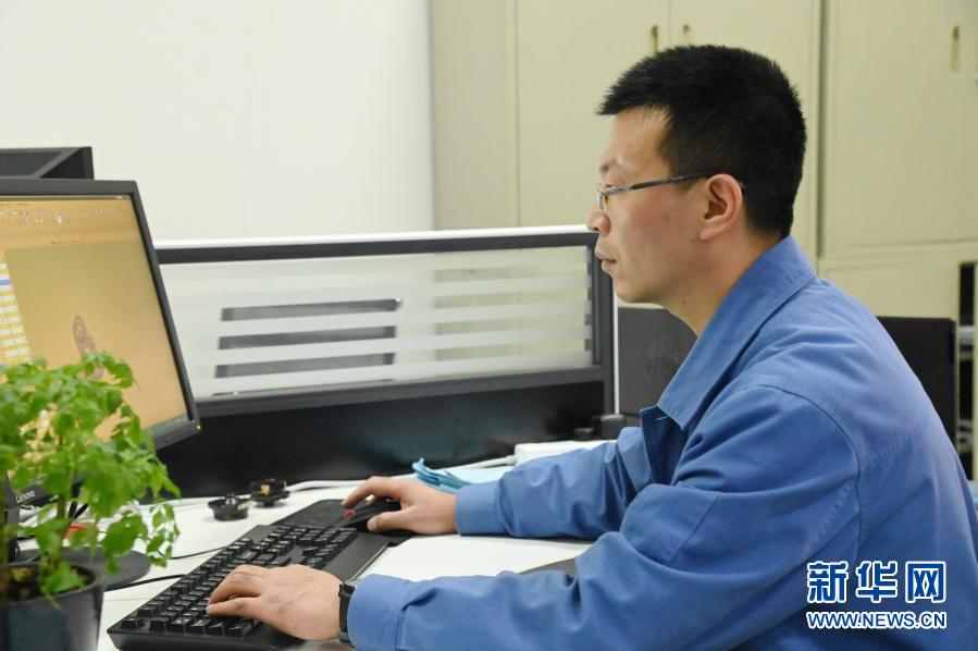 为坦克打磨“火眼金睛”——全国劳模梁兵的一天