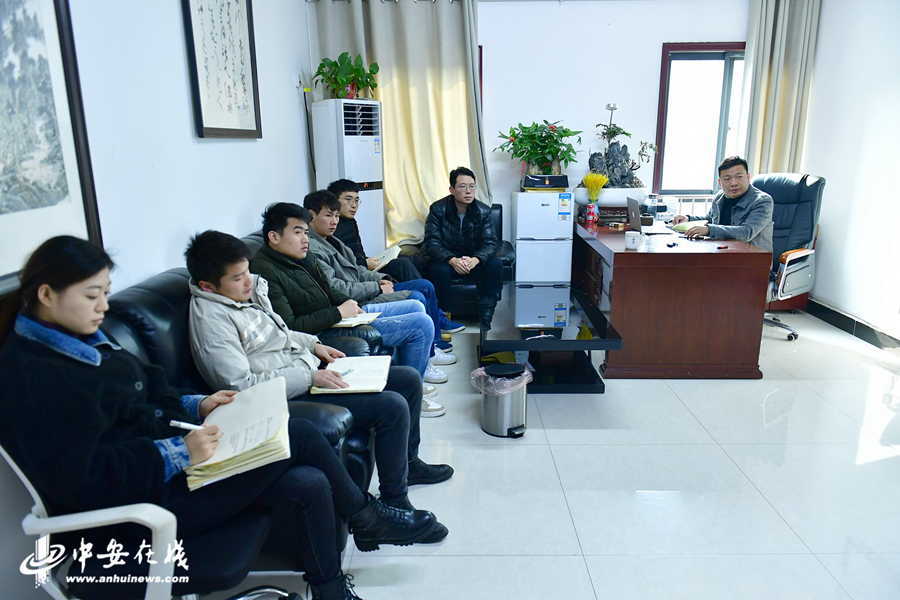 杨道林(右一)每天都要和团队成员开会.jpg