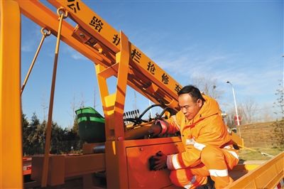 高速公路上的“发明家”解决扫雪难题