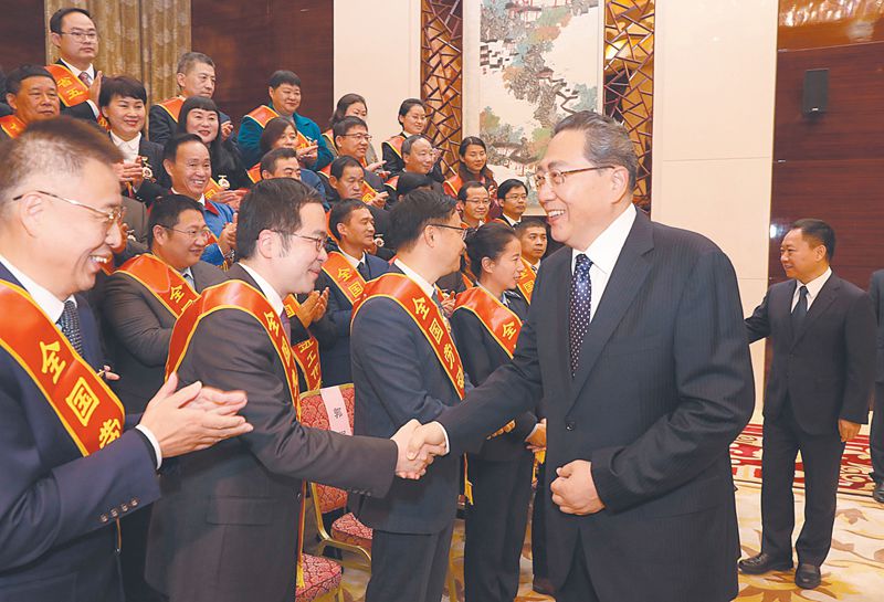 李锦斌会见我省全国劳动模范和先进工作者