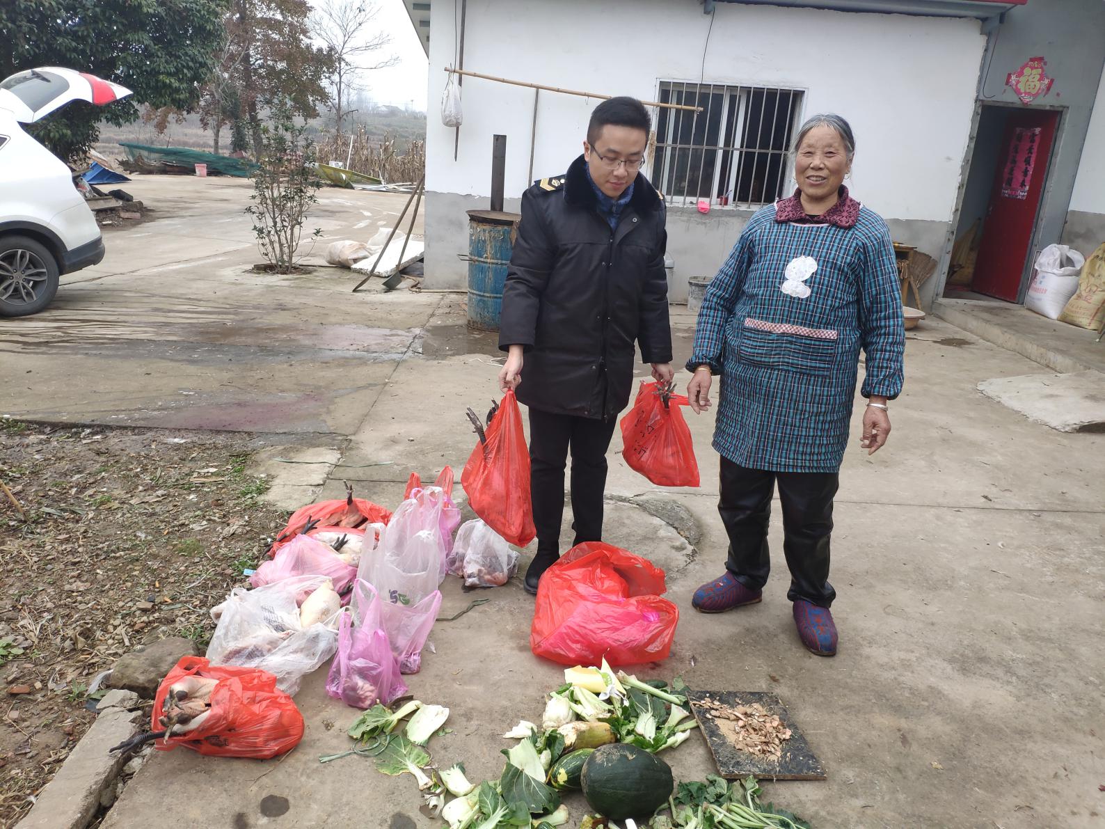 消费扶贫心手相牵 脱贫路上你我同行---记张店市场监管所消费扶贫主题党日活动