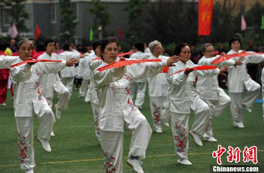 资料图:2013年10月19日,安徽省合肥市庐阳区林店街道老人健身代表队表演《红梅赞》。<a target='_blank' href='http://www.chinanews.com/'><p align=