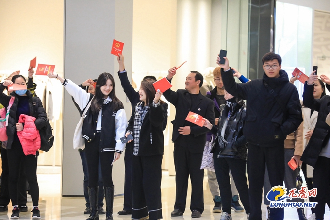 视评：拓宽普法形式 让宪法“热”起来、“活”起来