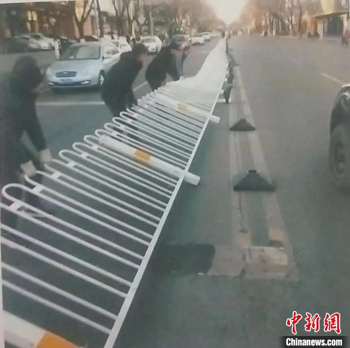 山西长治醉酒男子为抄近路推倒数百米护栏 已被拘留