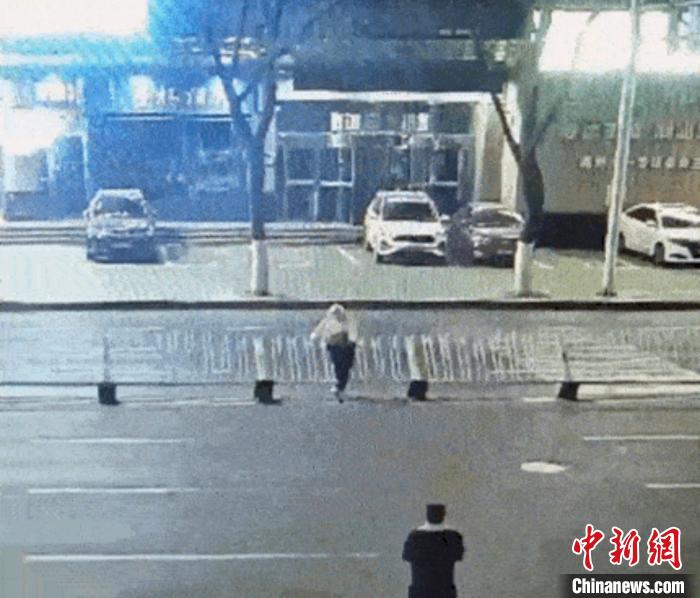 韩某趁着酒劲使劲摇晃护栏,致使护栏被推倒并损坏。长治市公安局供图