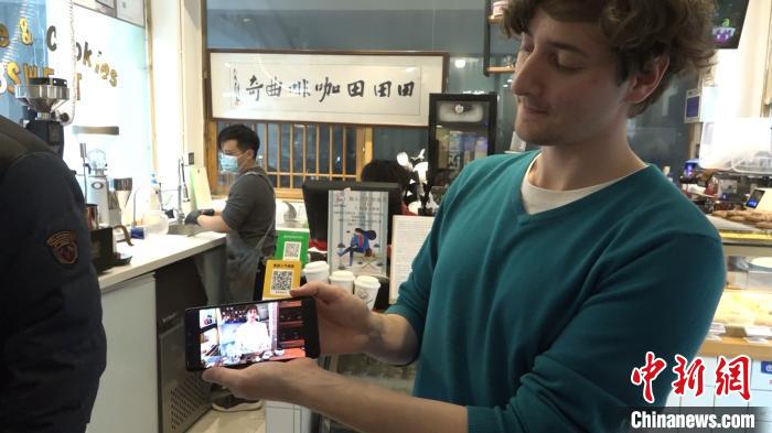 丁一睿用手机展示其短视频作品。 杨予頔 摄