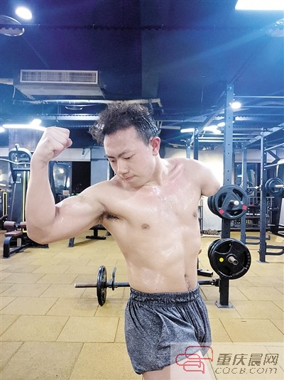 现实版断臂“杨过”：有六块腹肌，能空翻能引体向上