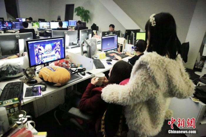 “996”“007”加班文化再引热议 谁来保护职场“打工人”权益？