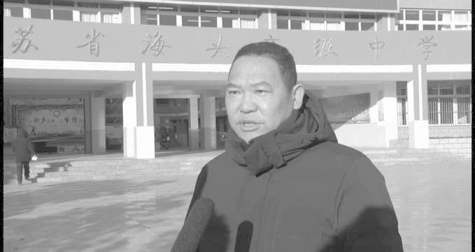 寒夜里老师带学生看工地施工：希望孩子体会到父母不易