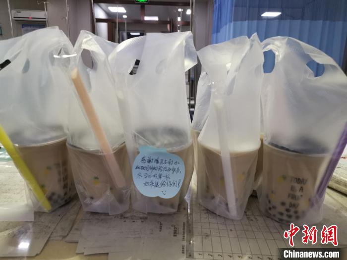 抗疫医生经历“暖时刻”:神秘“奶茶”驱散满身疲惫