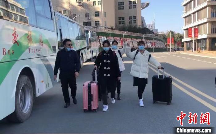 湖北一高校开通免费“定制专车” 护送学子安全离校