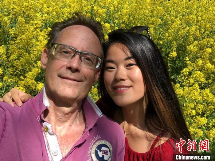 梅花和荷兰养父。受访者提供