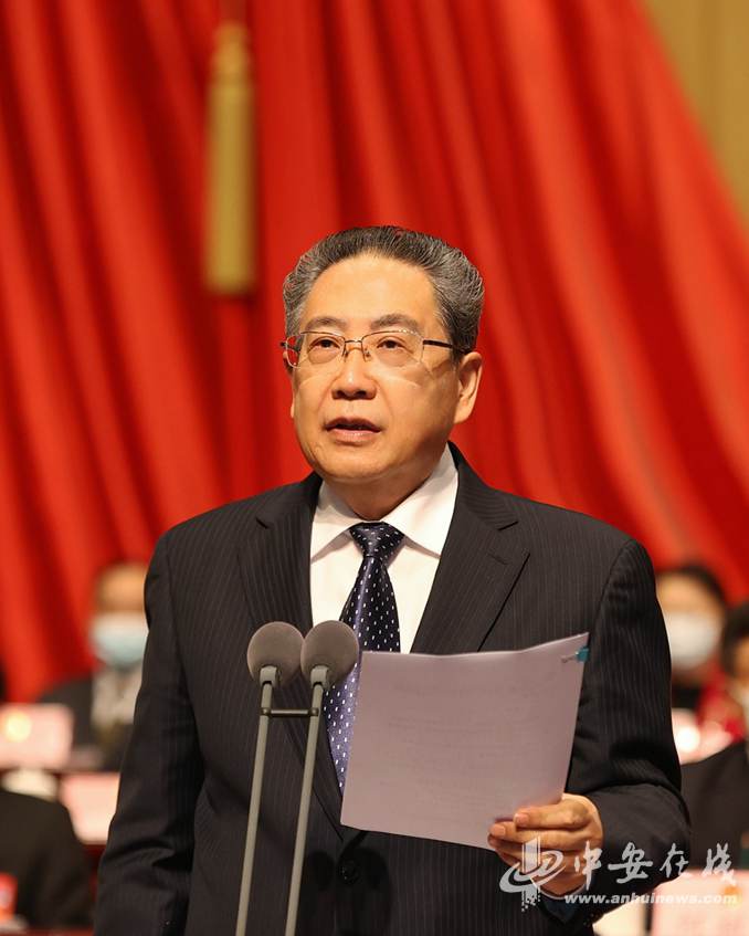 安徽省委书记、省人大常委会主任、大会执行主席李锦斌主持开幕会。(记者 刘炜鑫摄)_副本.jpg