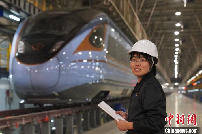 图为晏相芝在西安动车段内。　杨睿 摄