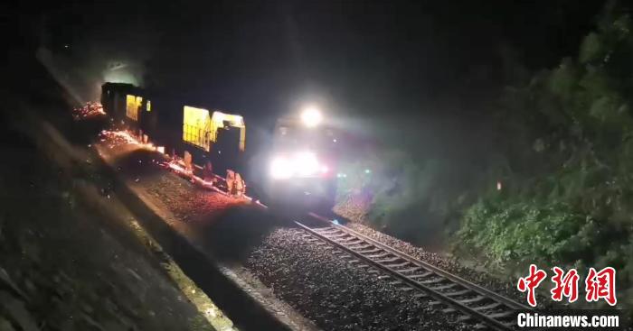 钢轨打磨车火花四溅 韩俊理 摄
