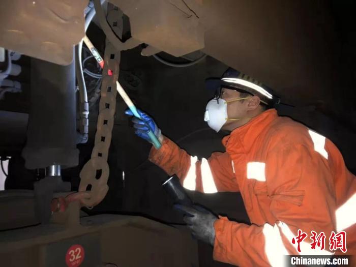 高铁钢轨“美容师”:为旅客安全舒适出行保驾护航