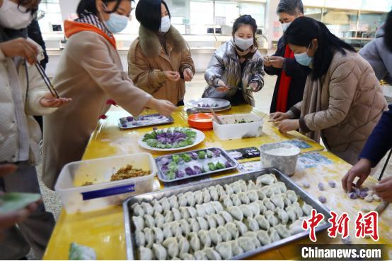 网红“玫瑰白菜”包饺子南京高校给留校学生“花式”送温暖