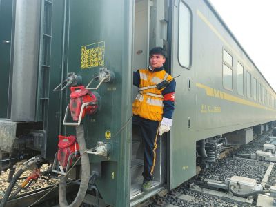 00后调车员的首个春运：“穿针引线”编组列车 守护旅客出行安全