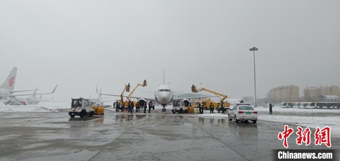 暴雪致大连机场航班延误75班 机场跑道已恢复开放