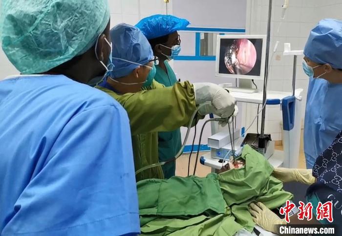 5岁男孩鼻腔滞留纽扣电池 援非医生巧取异物