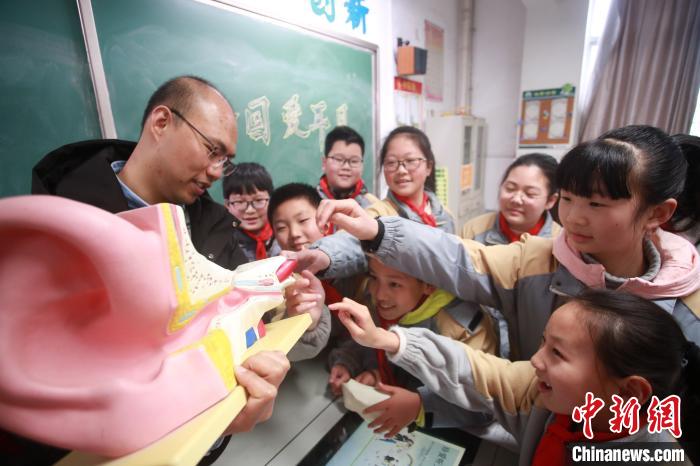 全国“爱耳日”：专家提醒发火不仅伤肝还会“暴聋”