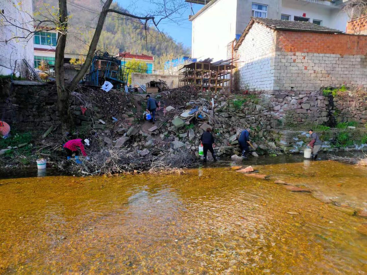 雷锋精神在闪光  --金寨县梅山镇船冲村新时代文明实践活动之  “清洁环境  美化家园”志愿服务活动