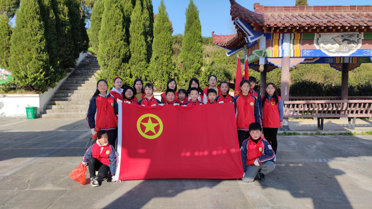 大手牵小手 学雷锋见行动