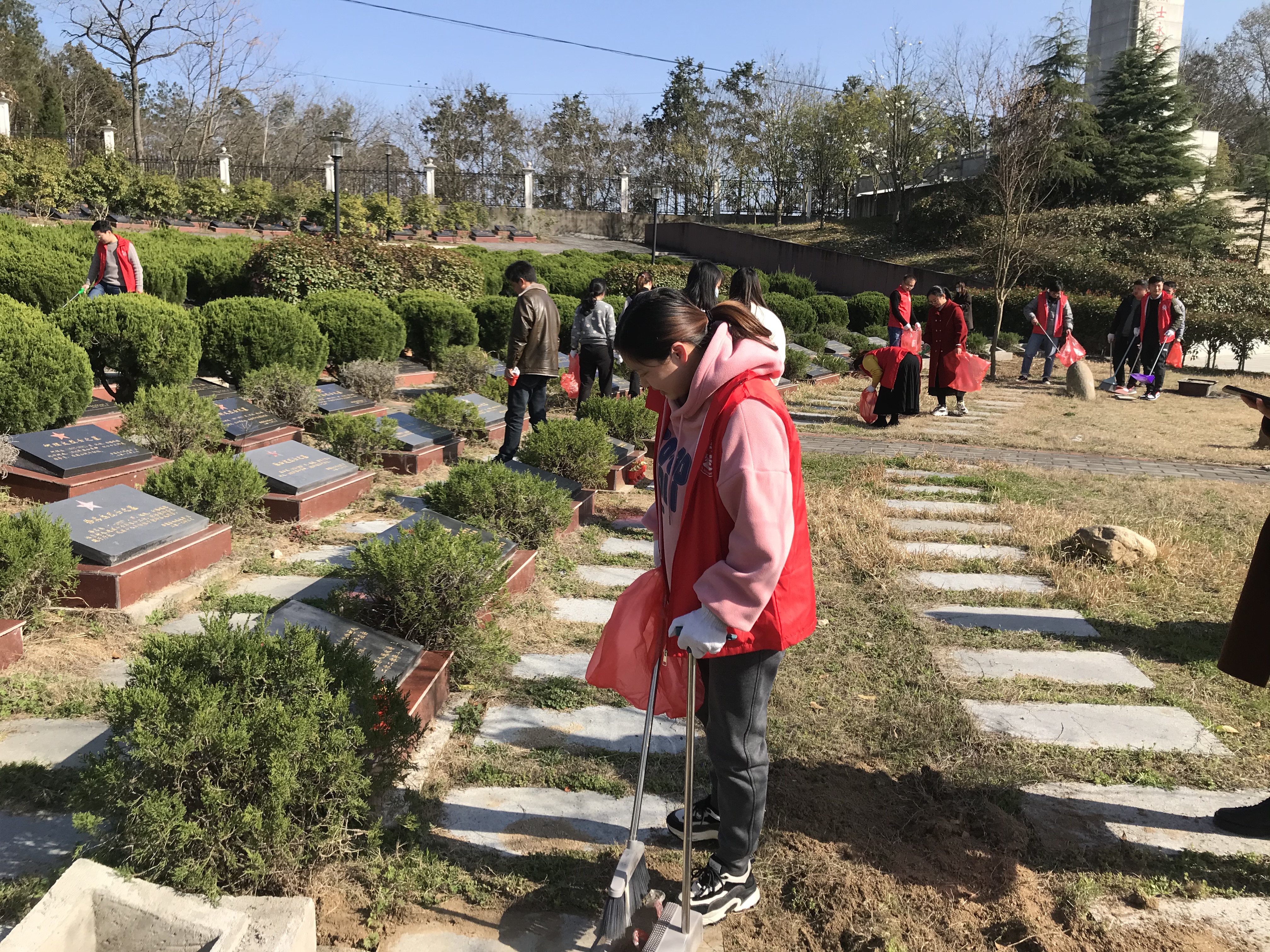 金寨县双河镇：弘扬雷锋精神 缅怀革命先烈