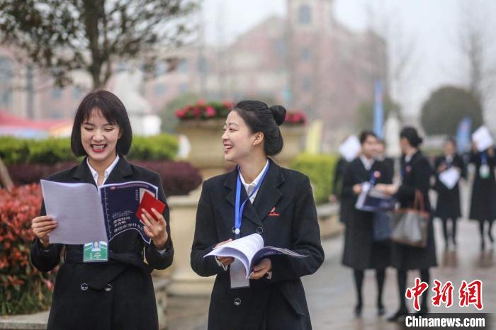 老师收到“恋爱秘籍”和节日红包。天府新区航空旅游职业学院供图