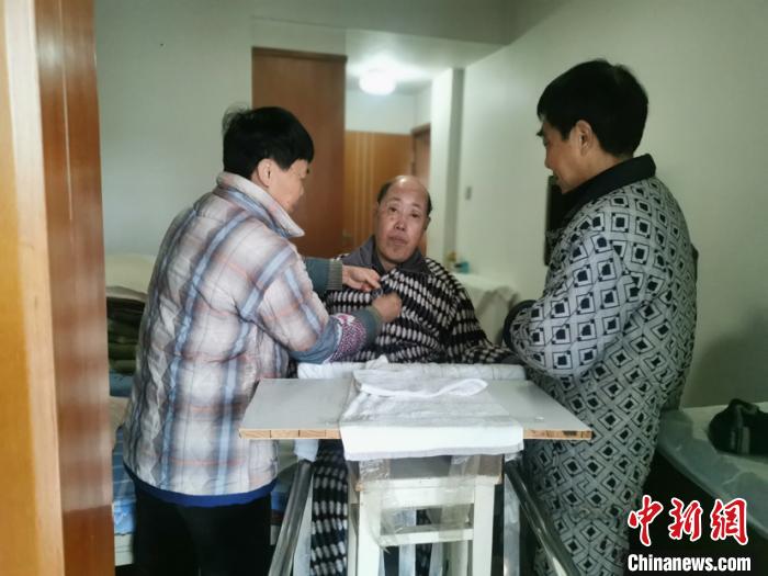 照顾“渐冻症”弟弟16年 这对夫妻毫无怨言