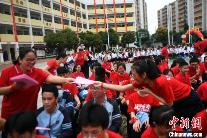 南宁一所学校四百多位家长中考前携手给考生写家书壮行