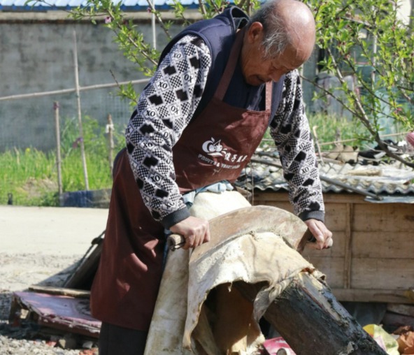 古稀老人传承“皮匠”精神