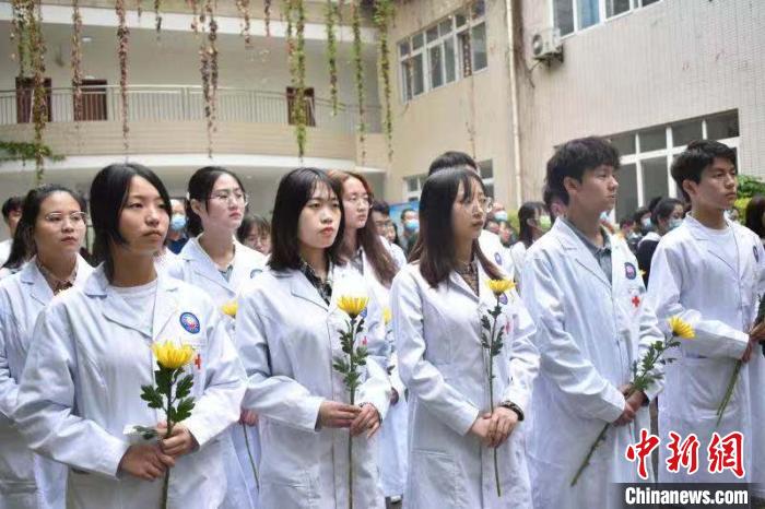 清明将至 成都医学院师生致敬“无语老师”