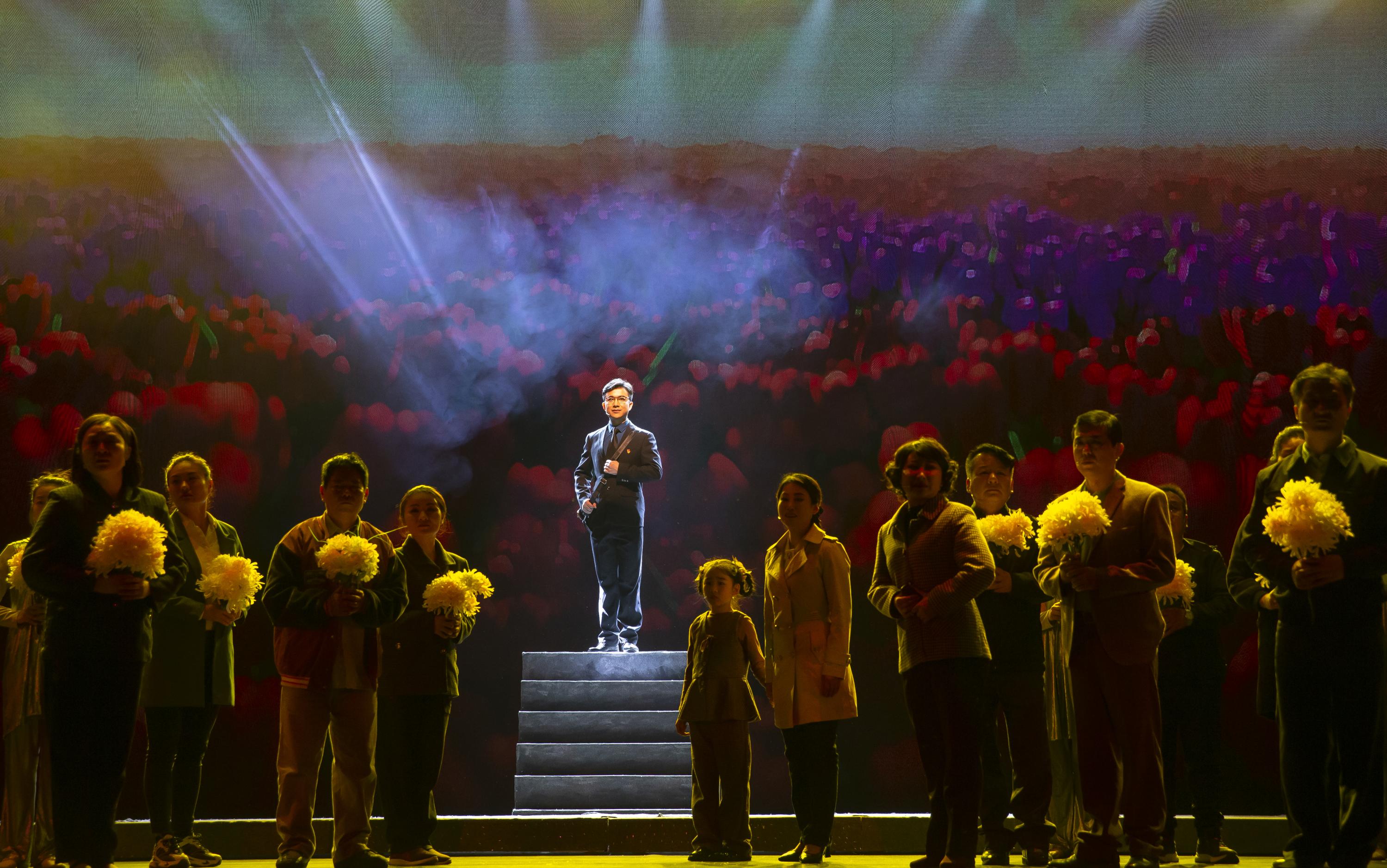 讴歌时代楷模 致敬红色初心