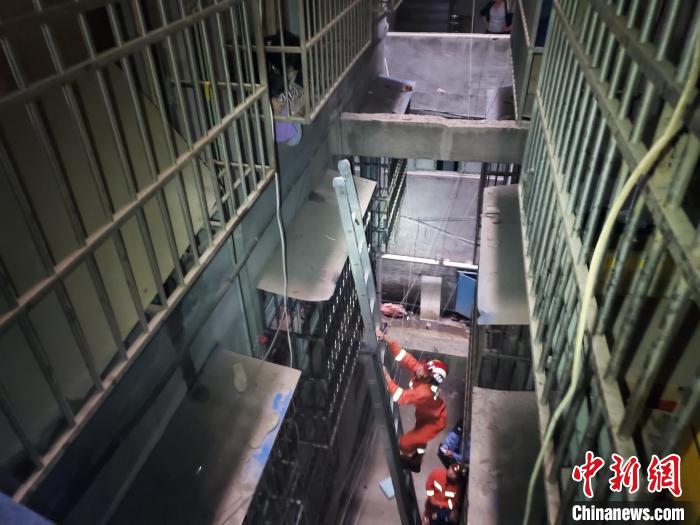 湖北阳新3岁女童被卡防盗网 消防员托举救援