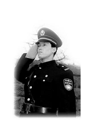 又登上热搜 北大保安“逆袭”成职校校长后……