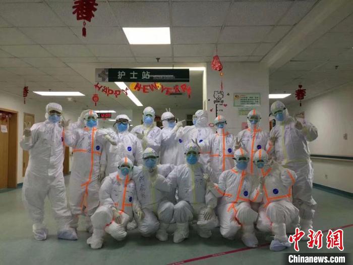 图为脱亚莉和同事们。 甘肃省卫健委供图