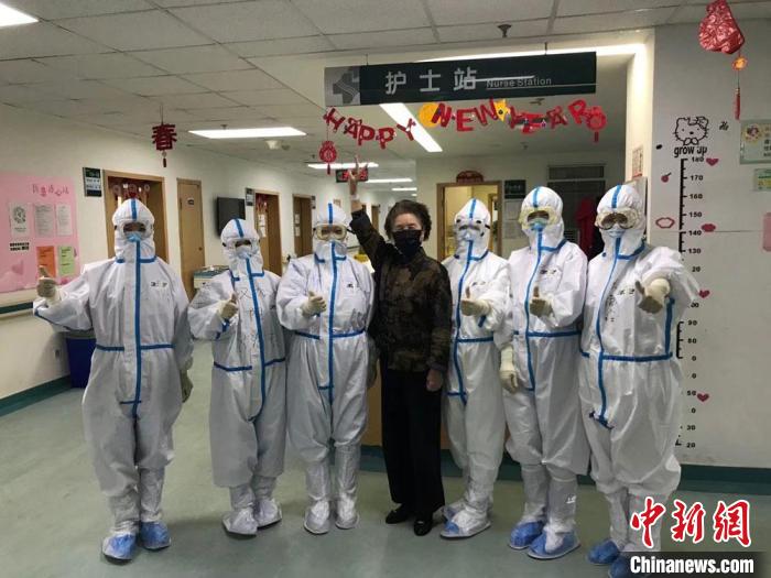 图为脱亚莉和同事们。 甘肃省卫健委供图