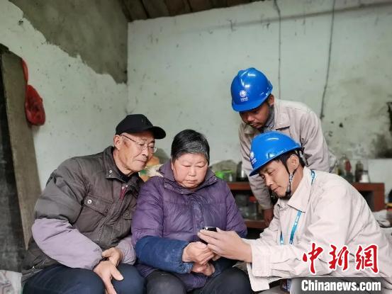 电工将全村留守老人紧急呼叫设成自己 “1”键拨号感动众人