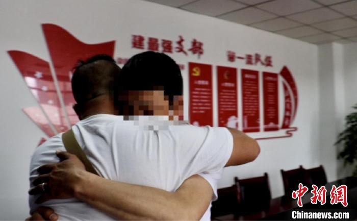 跨越2500多公里的拥抱！四川盐亭一男子找到失散32年的母亲和弟弟