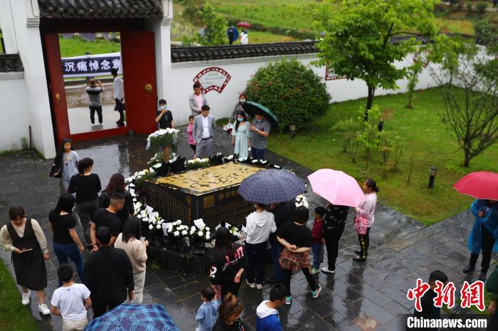 “袁隆平故里”民众冒雨悼念：他是家乡的骄傲、是后辈的榜样