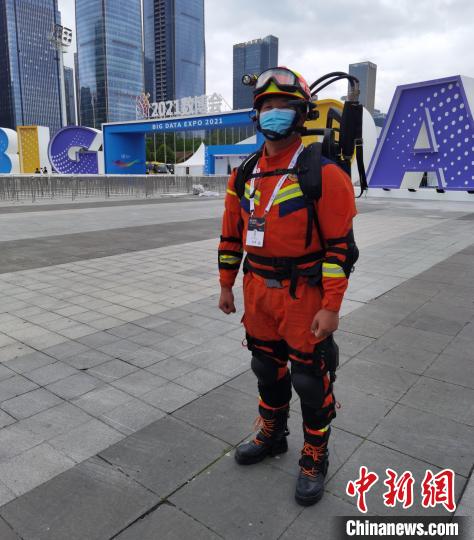 图为消防员戴上“鹰眼”设备。　李建平 摄