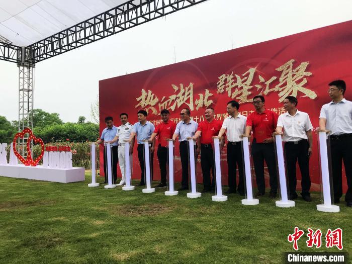 “热血英雄大道”亮相武汉 致敬无偿献血者