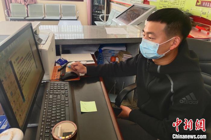 湖北一“90后”扎根深山助贫困村变“明星村”