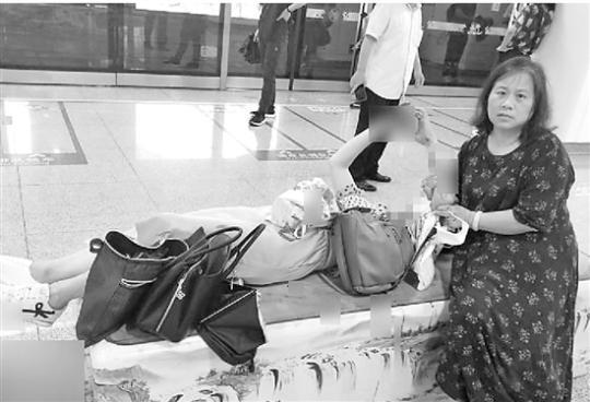 女乘客摔倒伤及动脉 人群中冲出救护培训师